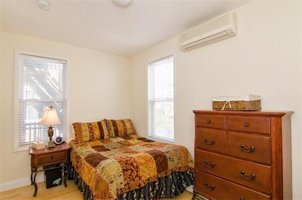 Building Photo - 154 Boylston St