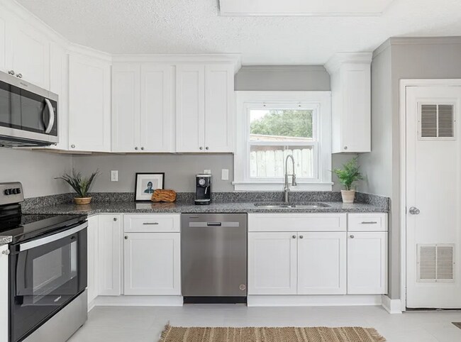 Building Photo - Vintage Charm, Modern Comfort & a Fully Fenced Backyard in Madison