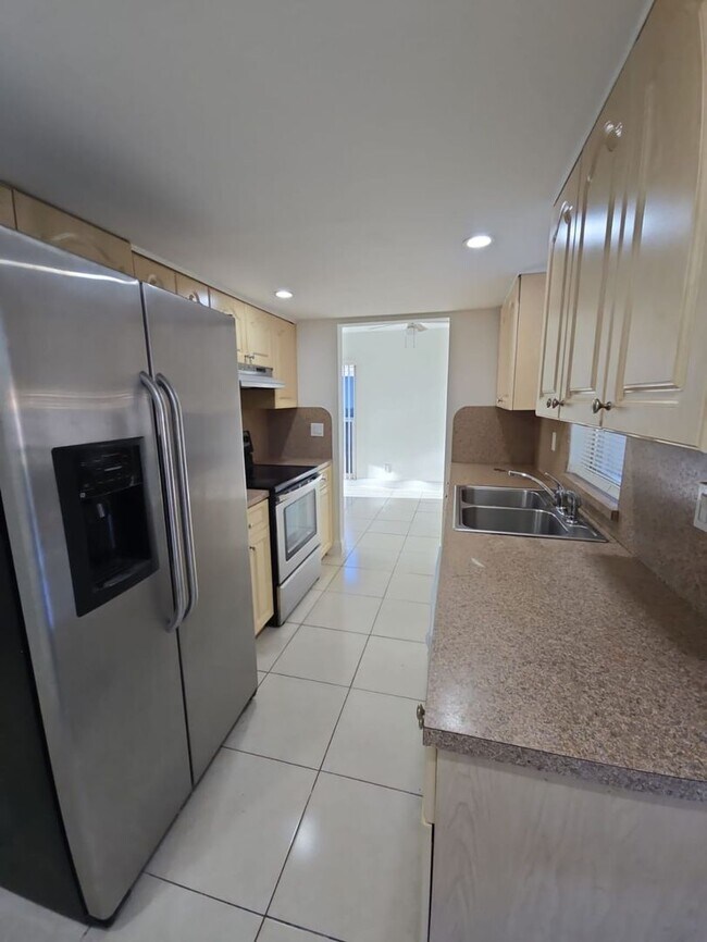 Building Photo - Beautiful Renovated 3/1 | Limited-Time Lab...