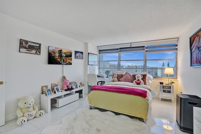 Building Photo - 18041 Biscayne Blvd