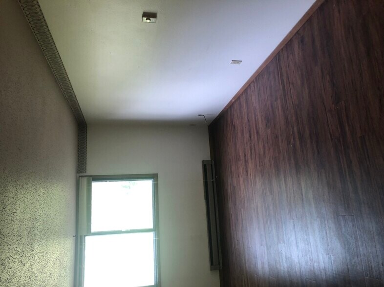 Building Photo - 906 Benton Dr
