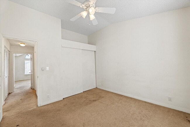 Building Photo - Centrally located Townhome/Fenced Yard