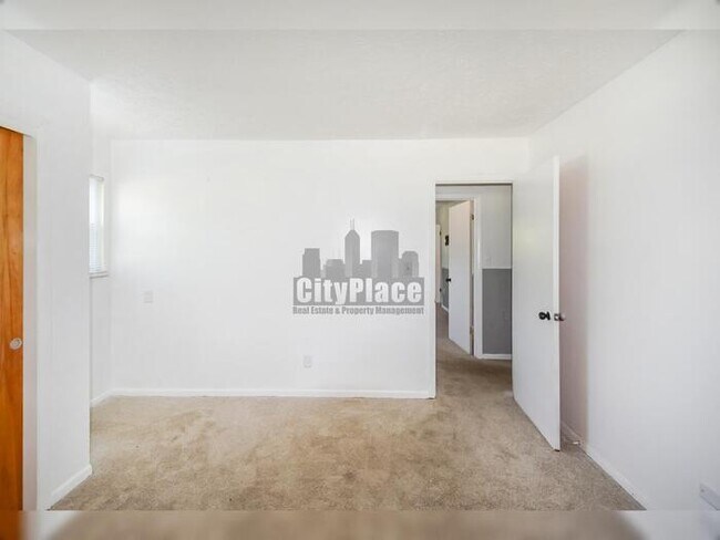 Building Photo - 636 Oak Dr