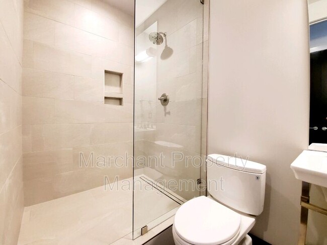 Building Photo - 220 Riverplace