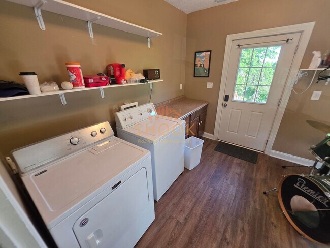 Building Photo - LARGE 4 BR HOME CLOSE TO DOWNTOWN W/ LOTS OF AMENITIES