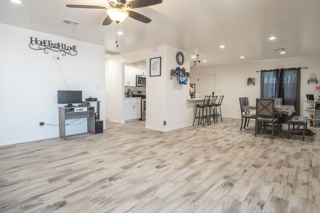 Building Photo - Prime Location Living: 3-Bedroom Gem Near Sam's Club & Yuma Palm Mall