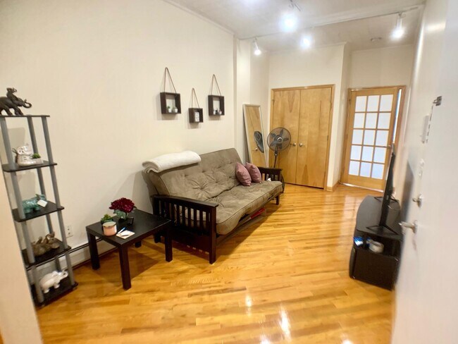 Building Photo - 402 Grand St