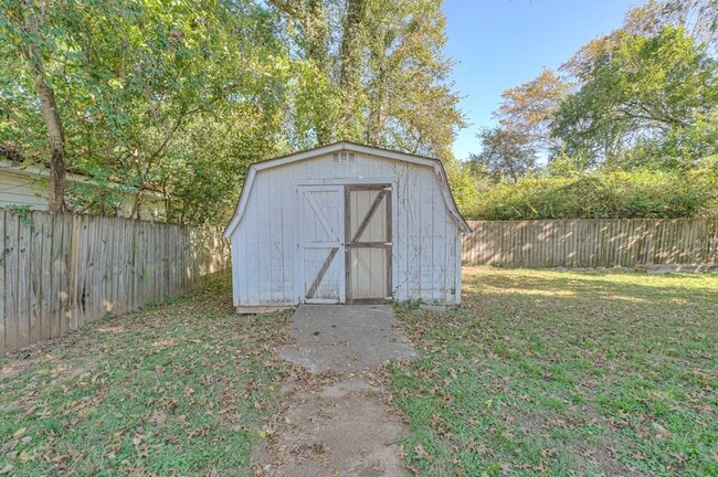 Building Photo - 1402 N Tennessee Blvd