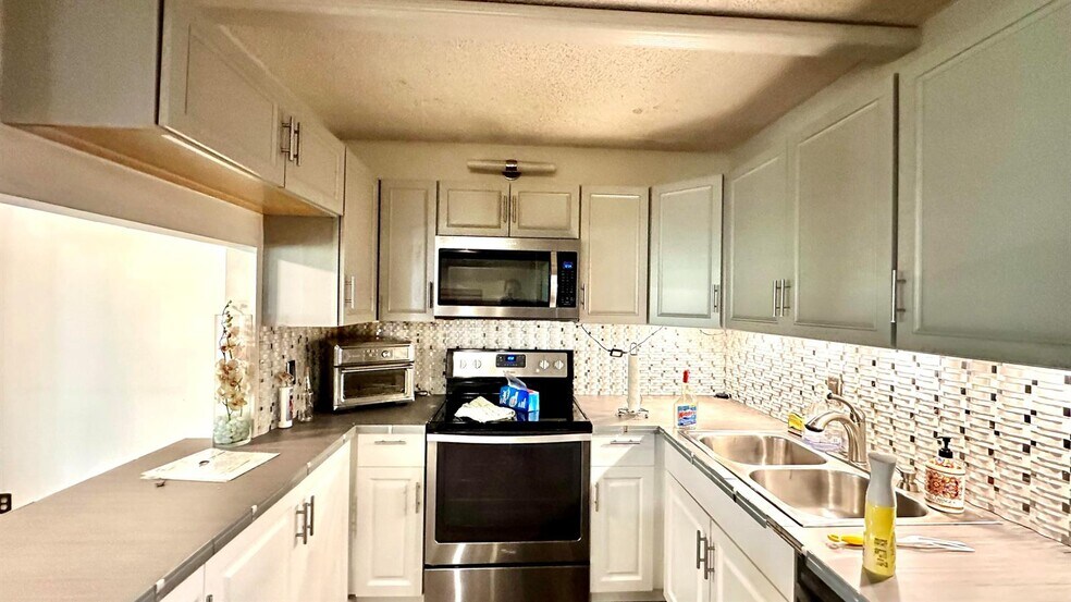 Primary Photo - 533 Shady Pine Way