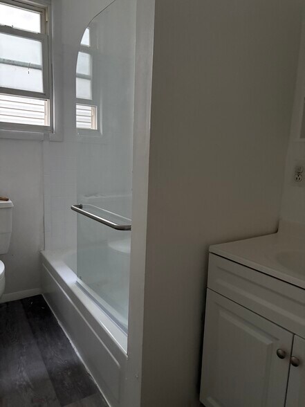 Bathroom - 13 Seidler St
