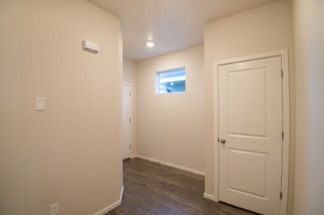 Building Photo - Beautiful newer construction 4 bed, 2.5 ba...