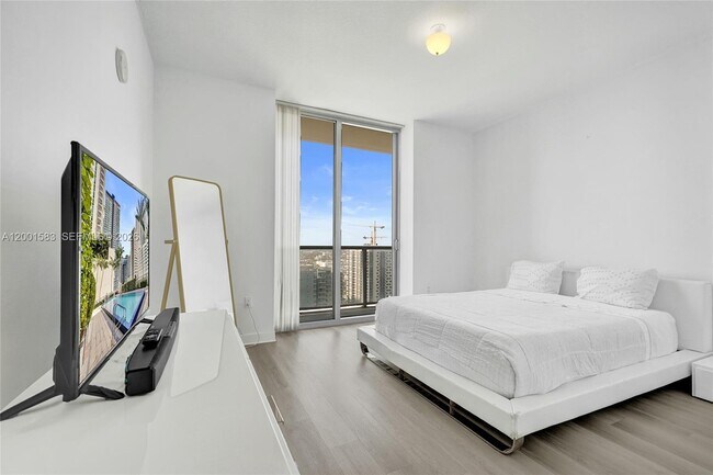 Building Photo - 1111 SW 1st Ave