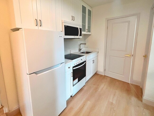 Building Photo - Beautifully renovated studio with extra large spa bathroom and yard