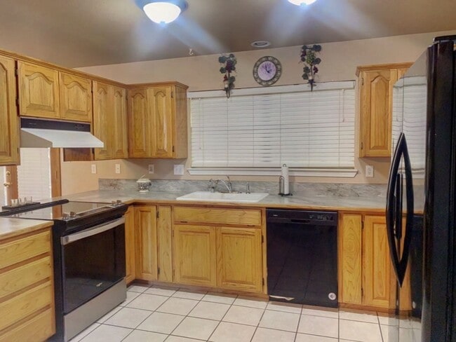 Building Photo - RENTAL Fully Furnished 4 bedroom home
