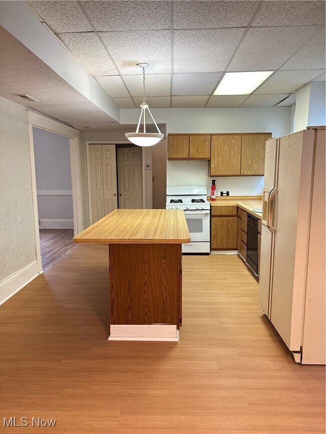 Building Photo - 1066 E 62nd St