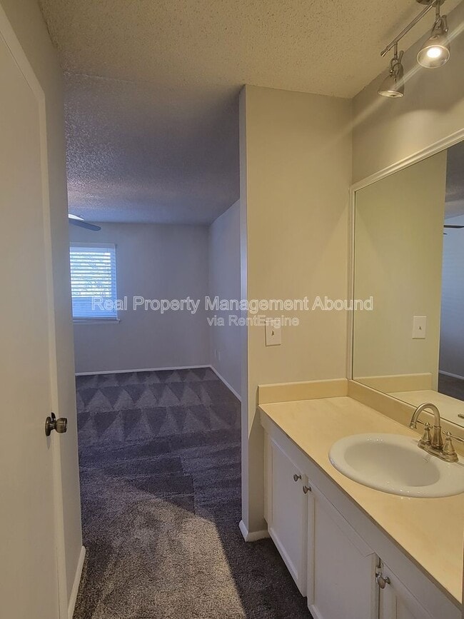 Building Photo - 6724 S Lewis Ave