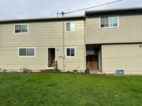 Building Photo - Large downstairs 1 bedroom apartment!