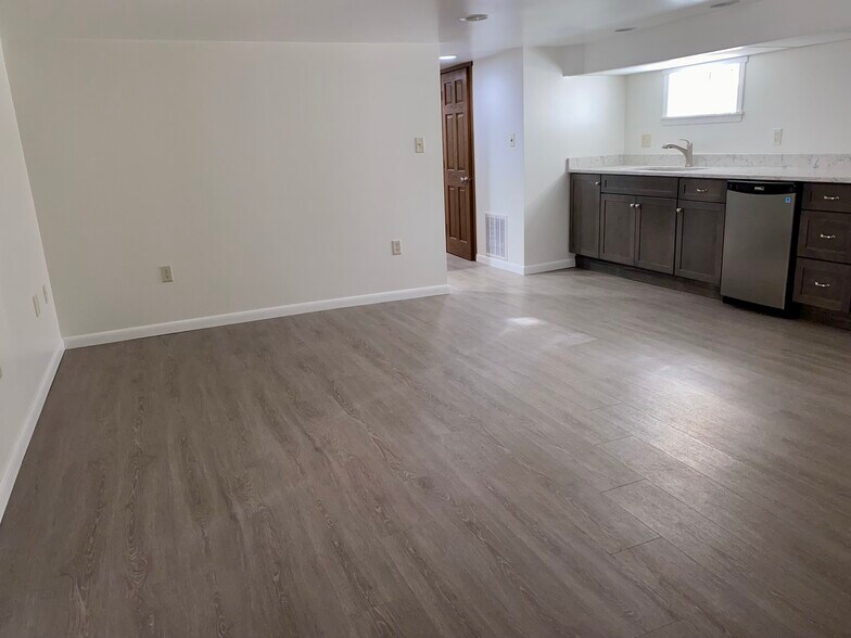Building Photo - 2346 W Dickens Ave