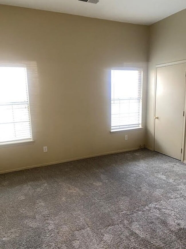 Building Photo - Cute townhome conveniently located in Nort...
