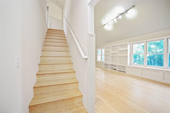 Building Photo - 2716 E 22nd St