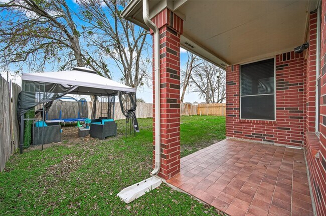 Building Photo - 14914 W Bend Dr