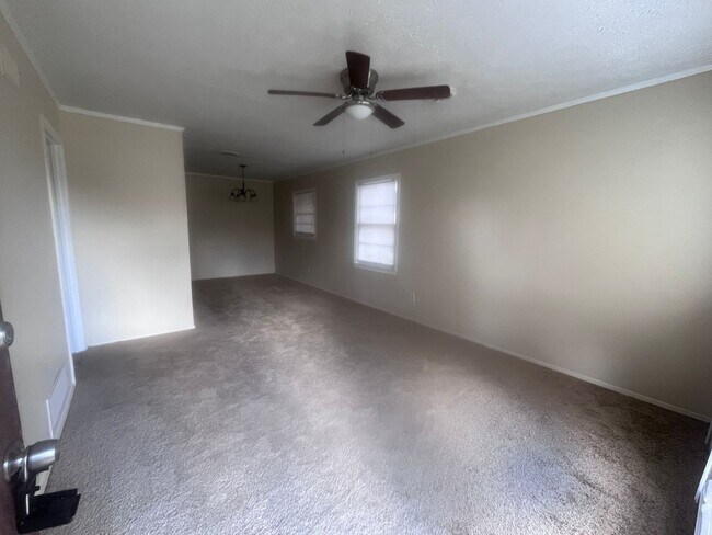 Building Photo - Great Location