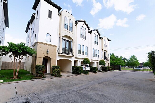 Building Photo - 3123 Fairdale Oaks E