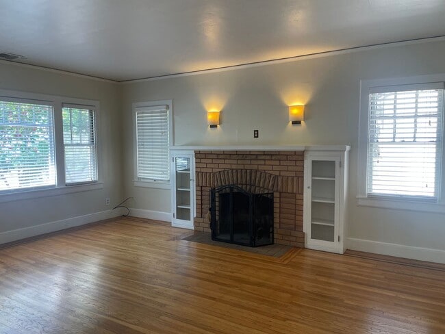 Building Photo - 2 Bedroom 1 Bathroom Home in West Tahoe Park