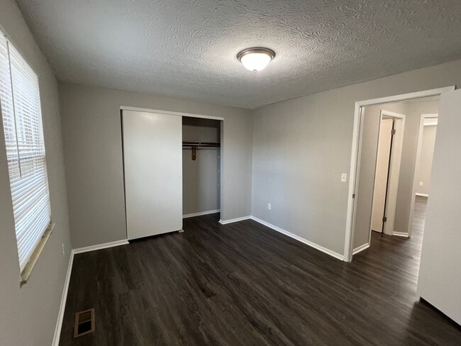 Building Photo - Updated 2 Bedroom 1.5 Bathroom Condo with ...
