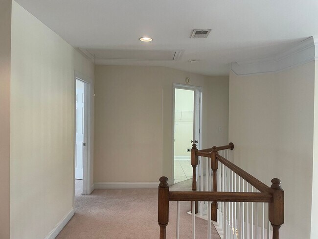 Building Photo - Outstanding Five Bedroom Three Full Bathro...