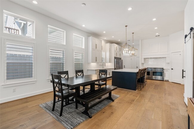 Building Photo - 802 Aurora St