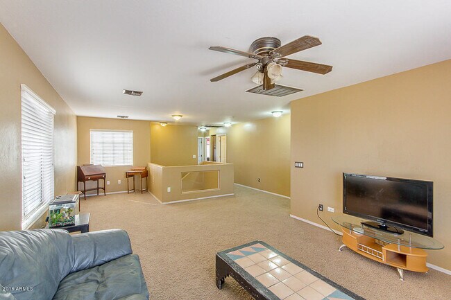 Building Photo - Amazing 4 bedrooms, 3 bathrooms house in P...