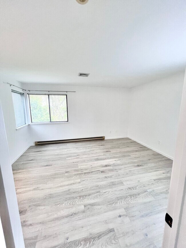 Building Photo - 15 Lantern Cir