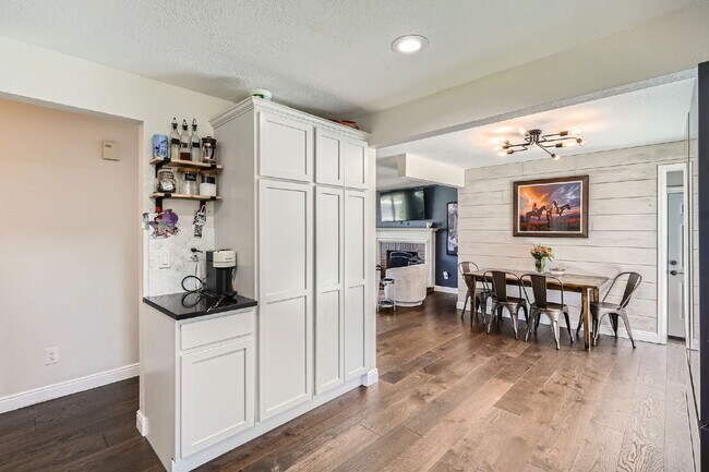 Building Photo - Available September! Charming House for rent in the Crest Club neighborhood!