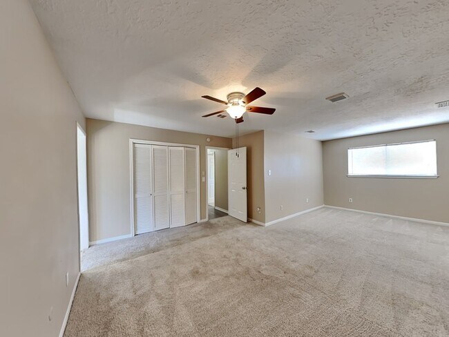 Building Photo - Charming and Full of Character!