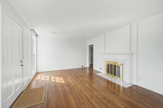 Building Photo - Beautiful 4BD/3.5BA home in the heart of Green Hills.