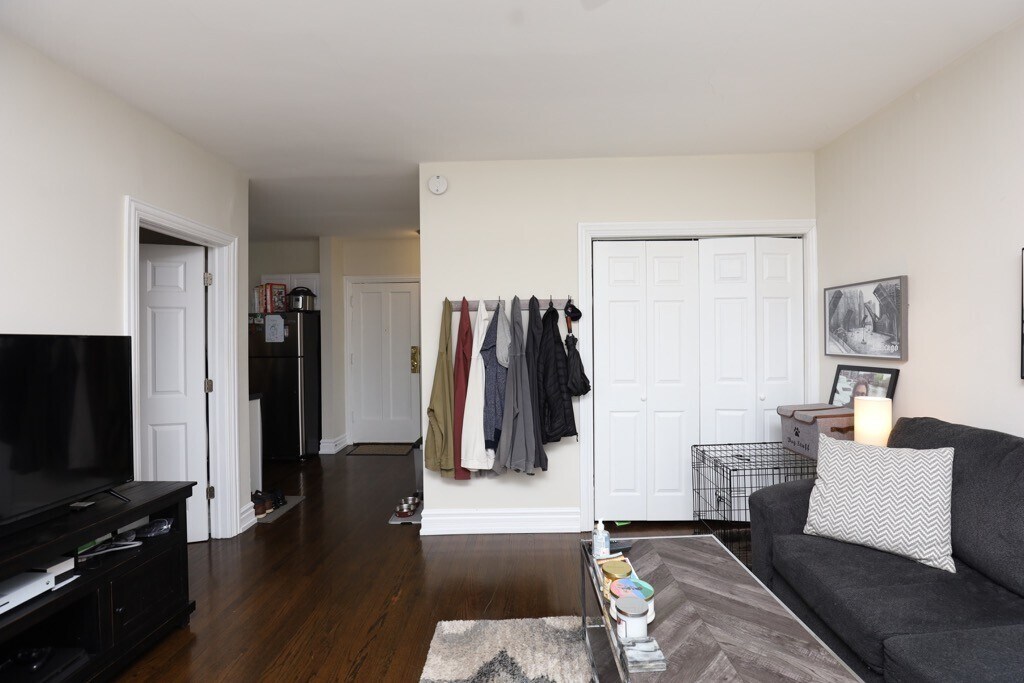 Building Photo - 3823 N Greenview Ave