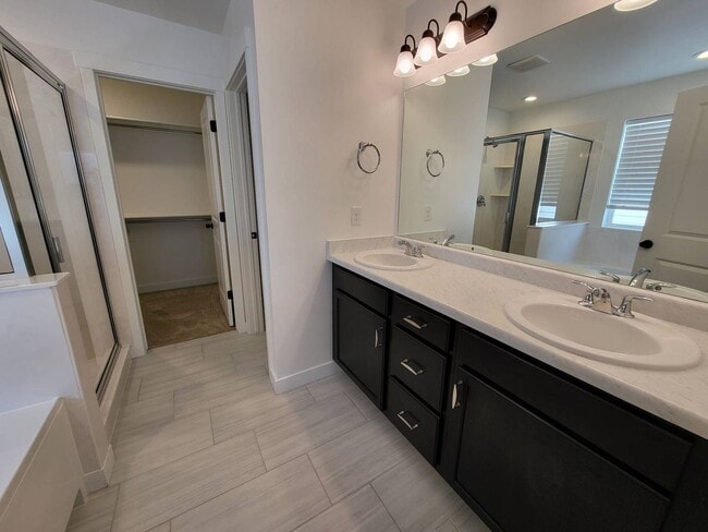 Building Photo - Pet Friendly Gorgeous Row End Townhome w 2...