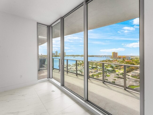 Building Photo - 220 Lake Shore Dr