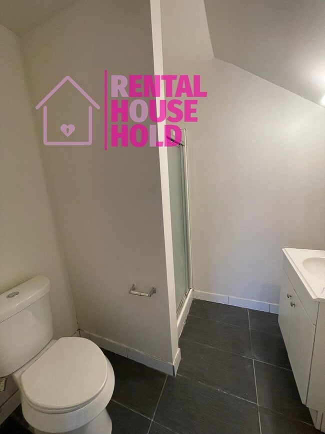 Building Photo - 3 BEDROOM 2 BATH BUNGALOW FREE PRE-SCREEN