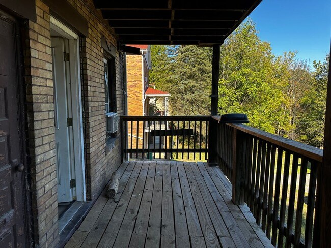Building Photo - Spacious & Updated 2-Bedroom Apartment