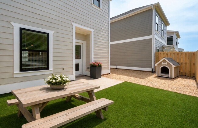 Building Photo - Self-tour this home in person with the Rently Tours App!