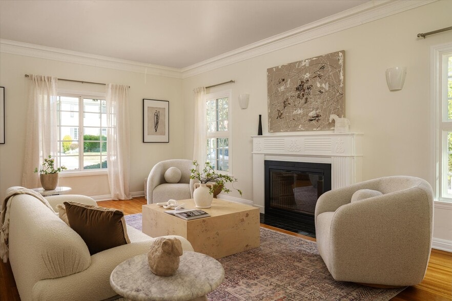 Building Photo - 215 S Poinsettia Pl