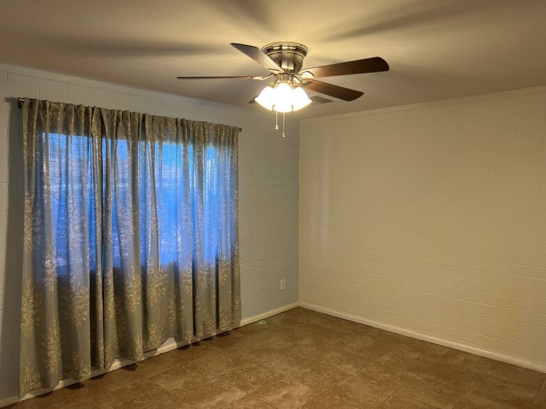Master bedroom - 10946 W Canterbury Dr