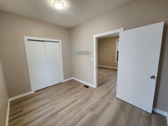 Building Photo - This 3-bed, 1-bath home features original woodwork, a covered front porch, a fenced yard, and an ...