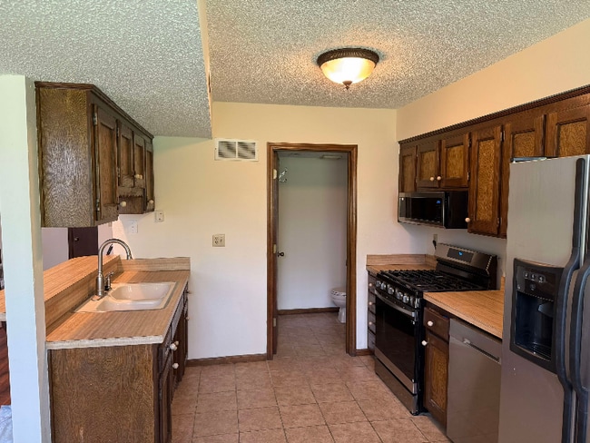 Building Photo - 8323 Woodson Dr