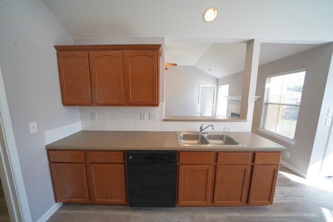 Building Photo - Beautifully Renovated Home Now Available in Converse.  Realtor Commission: $500