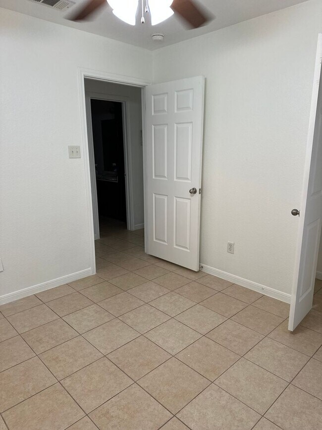 Building Photo - 3 Bedroom 2 Bath Duplex  2 weeks free move...