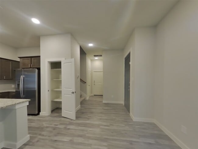 Building Photo - 9835 Willow Creek Commerce Dr