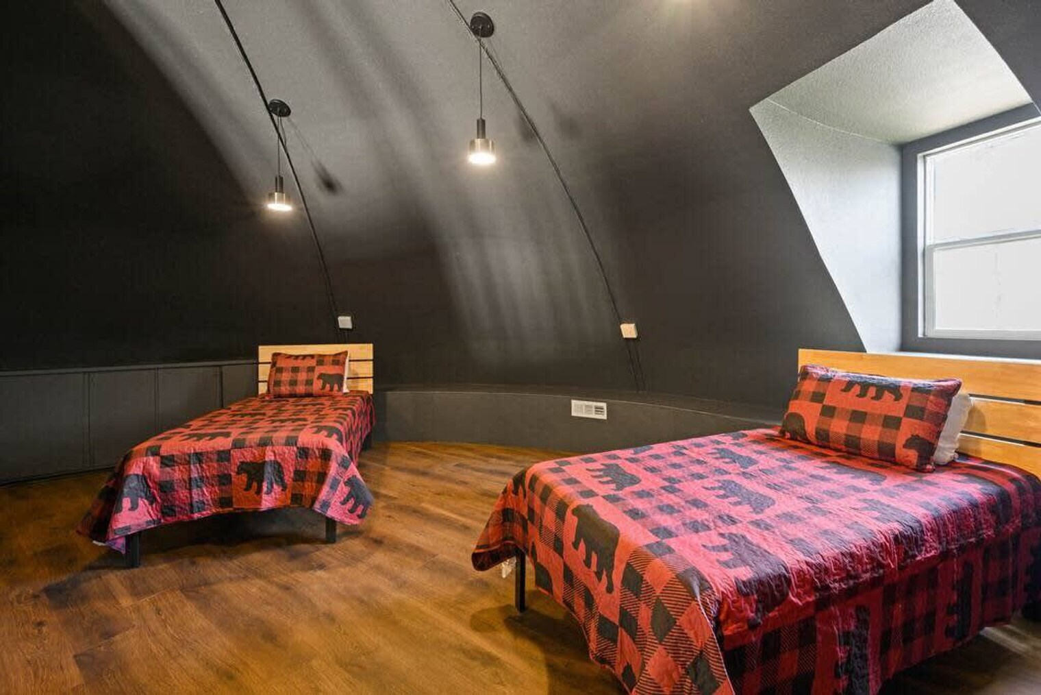 Building Photo - 578 Mountain Dr